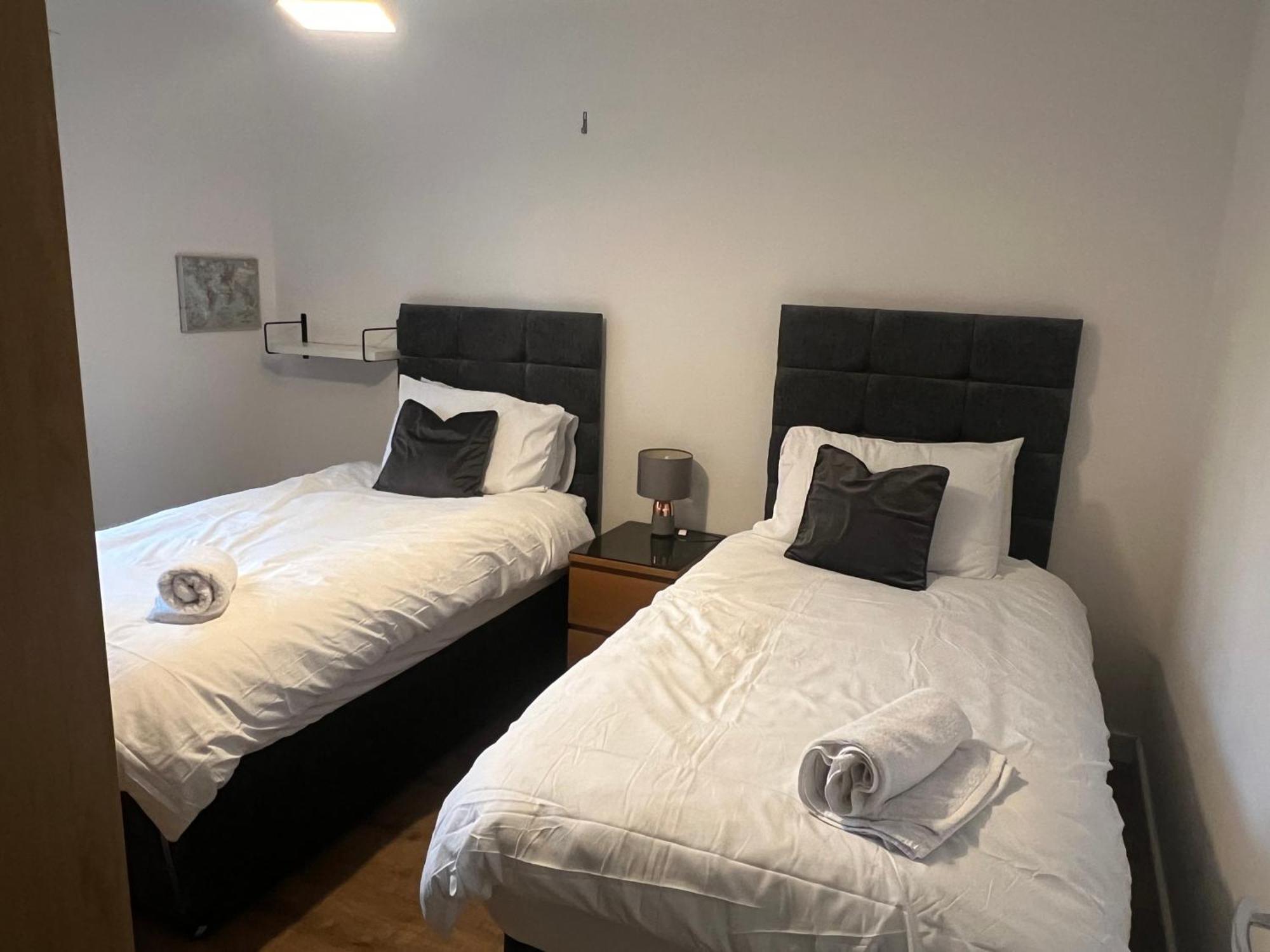 Home Away From Home: Cozy Two Bedroom Apartment Банбери Экстерьер фото